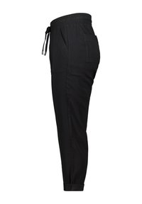 Pantalons de jogging noirs avec une taille élastique, cordon de serrage, poches latérales et bas resserrés ; fabriqués en tissu léger et lisse.