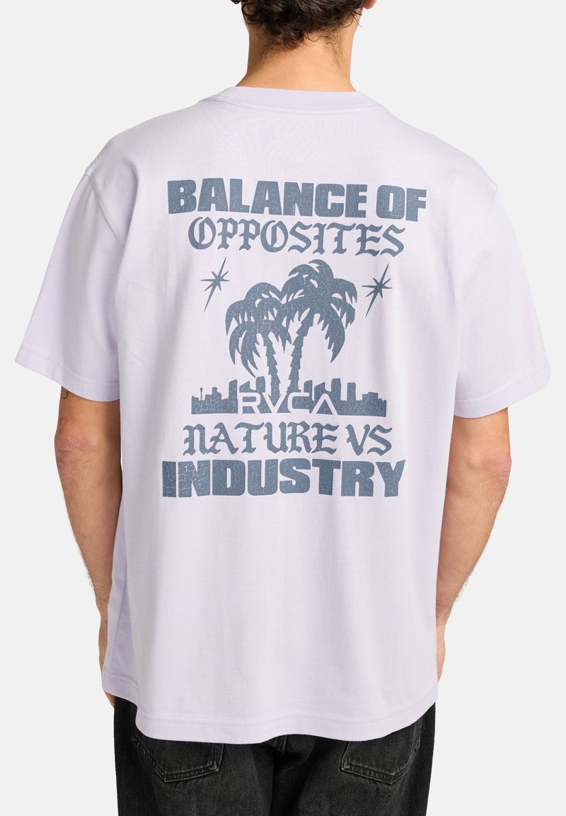 Lys lilla bomulds T-shirt med oversized pasform, der har et grafisk print af palmetræer og teksten "BALANCE AF MODSÆTNINGER NATUR VS INDUSTRI" i mørkegrå.