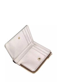 Portefeuille zippé en matériau argent métallique avec plusieurs emplacements pour cartes. Il dispose d'une fermeture à pression et d'accents en matériel doré.