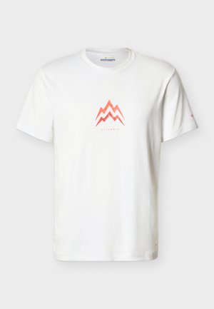 Weißes T-Shirt mit kurzen Ärmeln, das eine rote Berggrafik und den Schriftzug "Columbia" in der Mitte zeigt. Hergestellt aus glattem, leichtem Stoff.