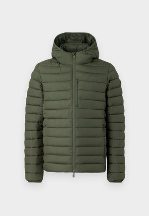 Giacca imbottita verde oliva con cappuccio, caratterizzata da un design a trapuntatura orizzontale, una chiusura frontale con zip e una tasca sul petto con zip.