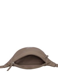 Braune Leder-Bauchtasche mit geöffnetem Front-Reißverschlussfach, das einen mit Stoff ausgekleideten Innenraum und ein inneres Reißverschlussfach zeigt.