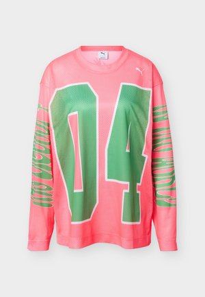 Μακρυμάνικο αθλητικό μπλουζάκι σε έντονο ροζ με μεγάλο πράσινο "04" στο εμπρός μέρος και αντίστοιχο πράσινο κείμενο στα μανίκια, λογότυπο Puma στο στήθος.