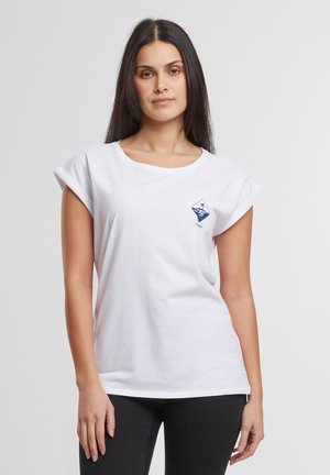 T-shirt en coton blanc avec des manches retroussées, arborant un petit logo graphique bleu sur la zone de la poitrine gauche. Texture lisse, coupe décontractée.