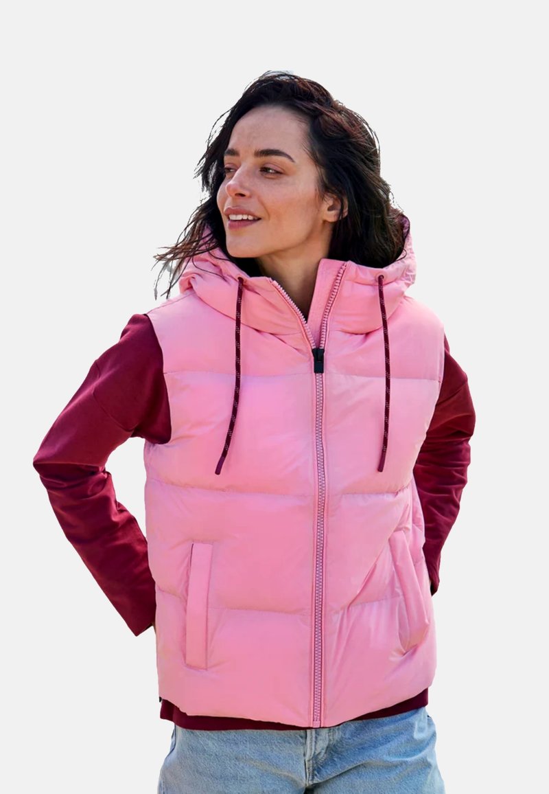 Rosa gesteppte Weste mit Kapuze, vorne mit Reißverschluss, zwei Seitentaschen und dunkelroten langen Ärmeln. Glatte Textur mit kontrastierenden Farben.