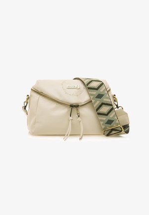 Bolso cruzado de cuero crema con superficie texturizada, cierre de cremallera y correa ajustable de patrón geométrico en verde y beige.