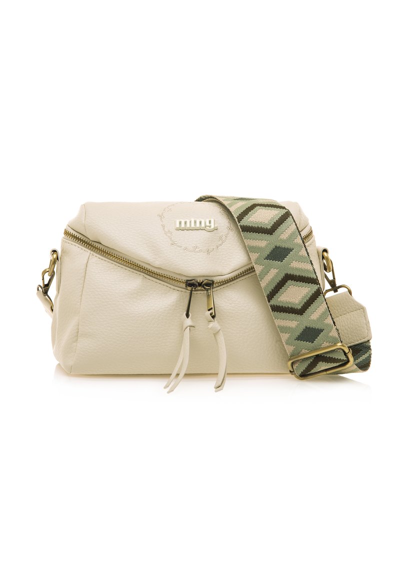 Bolso cruzado de cuero crema con superficie texturizada, cierre de cremallera y correa ajustable de patrón geométrico en verde y beige.