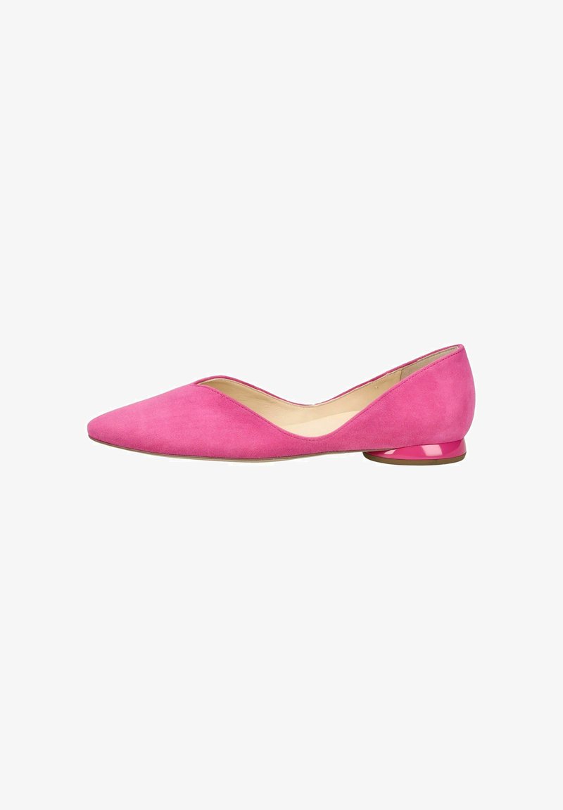 Zapato plano de ante rosa brillante con punta puntiaguda y un pequeño tacón brillante, mostrado sobre un fondo blanco.