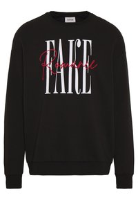 Sudadera negra de cuello redondo con "RACE" en grandes letras blancas y "Romance" en escritura roja en el pecho.