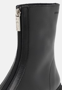 HUGO KRIS ZIP BOOTIE - Platåstøvletter - black
