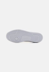 Sole di sneaker in gomma bianca con superficie testurizzata e decorata. Presenta un logo circolare e un motivo rettangolare per una migliore aderenza.