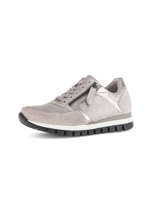 Grauer Wildledersneaker mit metallischen Akzenten, schnürbarem Vorderteil, seitlichem Reißverschluss, strukturierter Oberfläche und Gummisohle mit ausgeprägtem Profil.