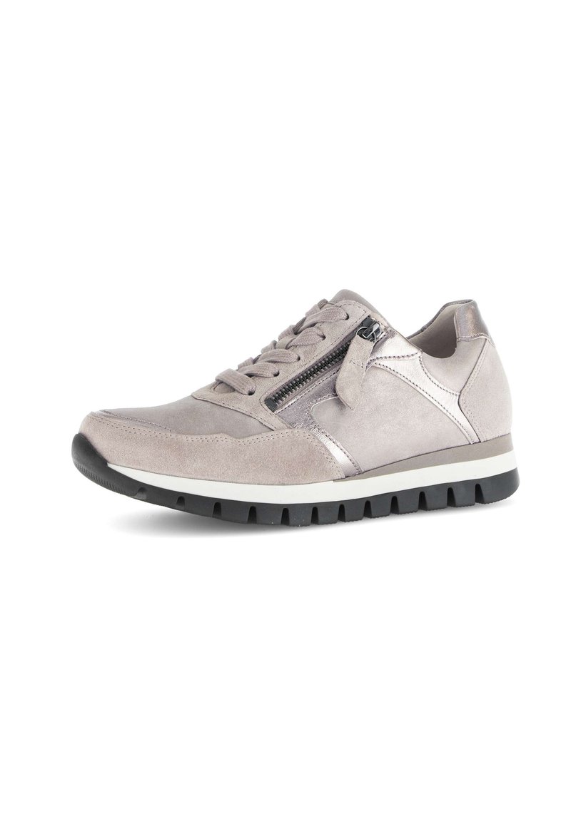 Grijze suède sneaker met metalen accenten, veters aan de voorkant, zijrits, textuur op het oppervlak en een rubberen zool met een duidelijk profiel.