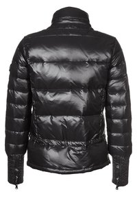 Svart puffjacka med glänsande yta, horisontellt quiltad design, hög krage och ribbade manschetter. Inga synliga detaljer eller accenter.