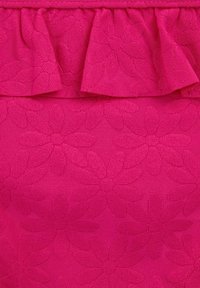 Tessuto fucsia caratterizzato da un motivo floreale testurizzato con accenti arricciati lungo il bordo superiore. Materiale morbido e intrecciato con dettagli a contrasto.