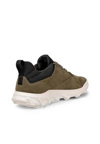 Sneaker in suede verde oliva con dettagli in rete nera, dotata di tacco rinforzato, lacci piatti e suola bianca texturizzata per una buona presa.