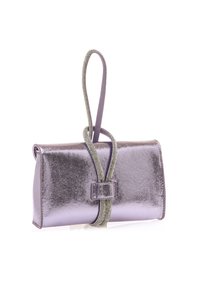 Borsa a clutch di colore viola metallizzato con finitura liscia, forma arrotondata e una tracolla decorativa con perline. Chiusura con dettaglio della fibbia abbinata.