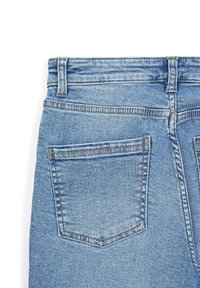 Jeans in denim azzurro chiaro con una texture liscia. Presentano una tasca posteriore, passanti per la cintura e cuciture a contrasto lungo le cuciture.