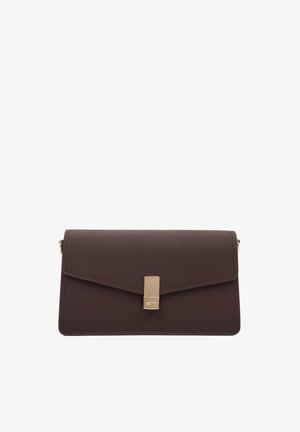 Brązowa kopertówka z syntetycznej skóry z klapką, złotymi elementami i gładką fakturą. Prosty design bez wzorów i dodatkowych zdobień.