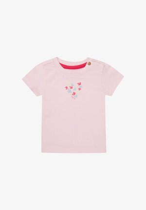 Kurzes rosa Baumwoll-T-Shirt mit kurzen Ärmeln und rundem Halsausschnitt. Verfügt über eine farbenfrohe Vogelgrafik in Herzform und einen Druckknopfverschluss an der Schulter.