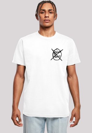Hvit bomulls t-skjorte med et grafisk logo i svart som representerer en honningkrukke med et kors, korte ermer og rund hals.
