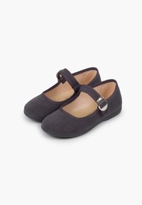 Zapatos Mary Jane de ante púrpura con puntera redondeada, suela plana y una correa que cuenta con un detalle de hebilla metálica. Textura suave, diseño sencillo.