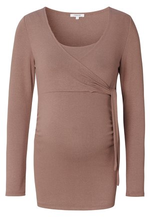Langsleeve, zwangerschapstop in lichtbruine stof. Heeft een wikkeldesign met een verstelbare zijknoop en gathered details bij de taille.