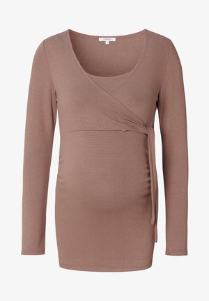 Langärmliges Umstandstop aus hellbraunem Stoff. Verfügt über ein Wickeldesign mit einer verstellbaren Seitenschnürung und gerafften Details in der Taille.