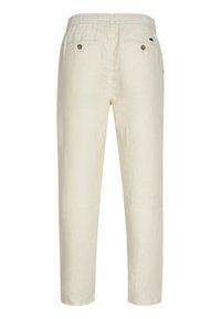 Lyse beige linnedbukser med elastisk talje, udstyret med to baglommer med knaplukninger og tapered ben-design.