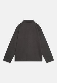 Mørkegrå langermet skjorte med kragehals, knappede mansjetter og strukturert stoff. Rett snitt med minimal detaljering.