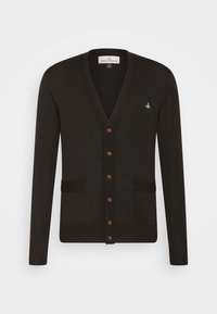 Svart cardigan i mjukt material med V-ringning, sju bruna knappar, två framfickor och en liten färgglad emblem på bröstet.