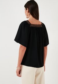 LELA REGULAR FIT - Bluza - black