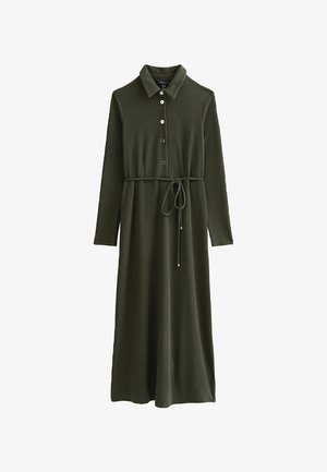 Robe verte foncée à manches longues en tissu côtelé, avec col, ouverture boutonnée à l'avant et ceinture nouée à la taille, longueur jusqu'aux chevilles.