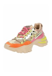Sneaker multicolore con tomaia in rete e dettagli metallici, lacci rosa, suede arancione e rosa, e suola spessa beige.