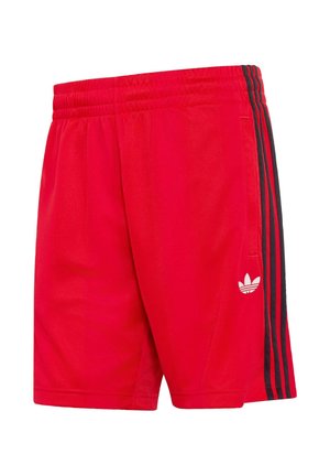 Czerwone sportowe szorty z elastycznym paskiem w talii, czarnymi paskami po bokach i białym logo Adidas trefoil na lewej nodze.