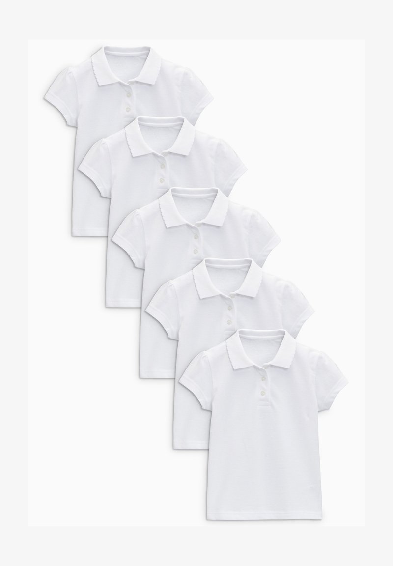 Päť bielych polo tričiek vyrobených z bavlny, s krátkymi rukávmi, gombíkovou légou a dizajnom s viacvrstvovým golierom.
