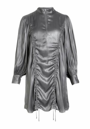 Siva satenasta obleka z visokim ovratnikom, osrednjim zadrgo in naborki ob sprednjem delu. Ima dolge naborkaste rokave in nastavljive trakove na spodnjem robu.