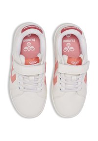 Białe sneakersy z jasnoró�żowymi akcentami, posiadające zapięcie na rzep, sznurowanie, wyściółkę amortyzującą oraz logo na języku i wewnętrznej stronie.