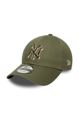 Gorra de béisbol ajustable color verde oliva con bordado del logo NY en patrón de camuflaje y visera curva, con una pegatina New Era 9FORTY en la visera.
