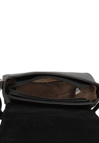 Borsa in pelle nera con trama, dotata di scomparto principale con cerniera e fodera in tessuto marrone. Due tasche interne e tracolla removibile.