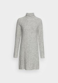 Robe en tricot gris clair à manches longues avec un col roulé. Texture douce, coupe légèrement décontractée et longueur mi-cuisse. Pas de motifs ou d'accents visibles.