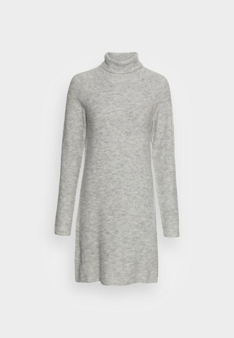 Robe en tricot gris clair à manches longues avec un col roulé. Texture douce, coupe légèrement décontractée et longueur mi-cuisse. Pas de motifs ou d'accents visibles.
