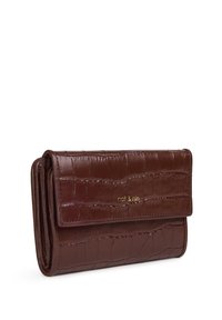 Portafoglio in pelle marrone con stampa a crocifisso, dotato di chiusura a patta, caratterizzato da un logo dorato, una sottile lucentezza e una forma rettangolare compatta.
