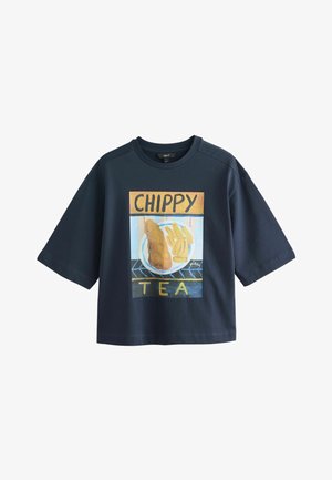 Next, REGULAR FIT - GRAPHIC CHIPPY TEA FRANKIE THORPE LICENCE T-SHIRT . - Print T-shirt - navy