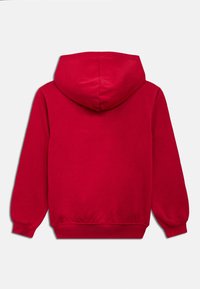 Κόκκινο βαμβακερό φούτερ με τσέπη καγκουρό, ριμπ μανσέτες και τελείωμα. Διαθέτει επενδυμένη κουκούλα με κορδόνι και λεία υφή.