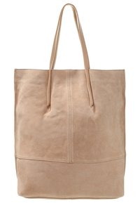 Tote bag en suède beige doux avec deux longues anses, présente un détail de couture au centre et une forme structurée.