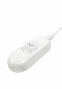 Witte draadloze oplaadpad met afgeronde randen, verbonden met een witte kabel, met technische en certificeringslabels aan de bovenkant.