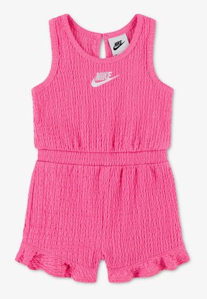 Svetloružový textúrovaný bezrukávový overal Nike pre deti s elastickým pásom, volánikovými lemami na šortkách a logom na prednej strane a na zadnom štítku na krku.