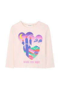 Jasnoróżowa koszula z długim rękawem z kolorowym grafikiem kaktusa i krajobrazu, z napisem "NIGDY NIE TRAĆ SERCA" w pogrubionym różowym.