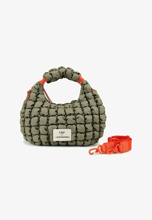 Bolso de tela verde y esponjoso con forma redondeada, acentos naranjas y una correa naranja desmontable. Presenta un parche con el logo en la parte frontal.